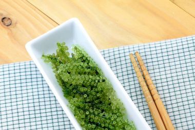 Yosun salatası, yemek sağlıklı deniz ürünleri. 