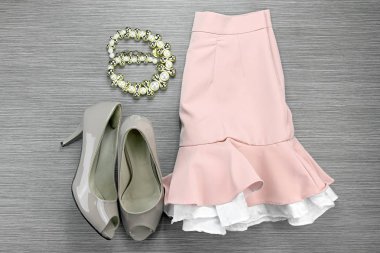 Kadın aksesuarları ve gerekli, etek ve yüksek topuk ayakkabı.