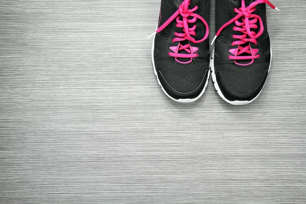 Пара спортивной обуви на сером деревянном фоне, Спортивные аксессуары . — стоковое фото