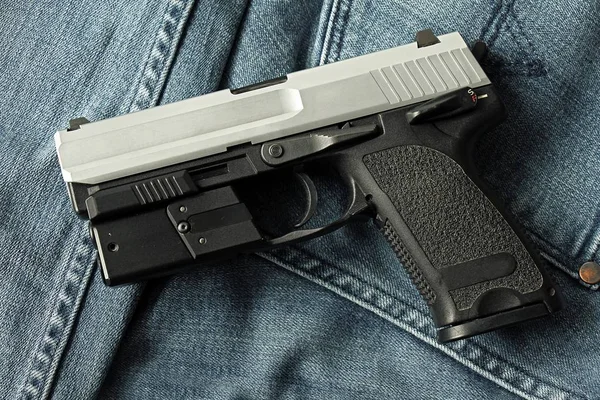 Félautomata kézifegyver a szőnyeg háttér, 9 mm pisztoly. — Stock Fotó