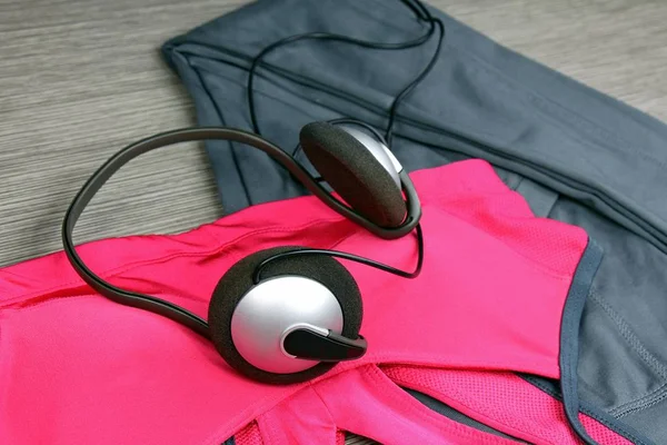 Наушники и смартфон для прослушивания музыки во время тренировки в фитнес-центре . — стоковое фото