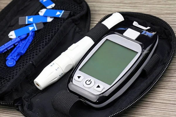 Mätning av blodsocker, diabetes kit, sprutan pennan med insulin och Glukometer, blodsockermätare test kit. — Stockfoto