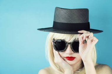 Kırmızı dudaklar ve yenilikçi güneş gözlüğü, sihir şık güzel ve genç birbayan model kahverengi yaz şapkalı genç seksi kız.