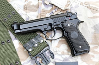 Tabanca, yarı otomatik.