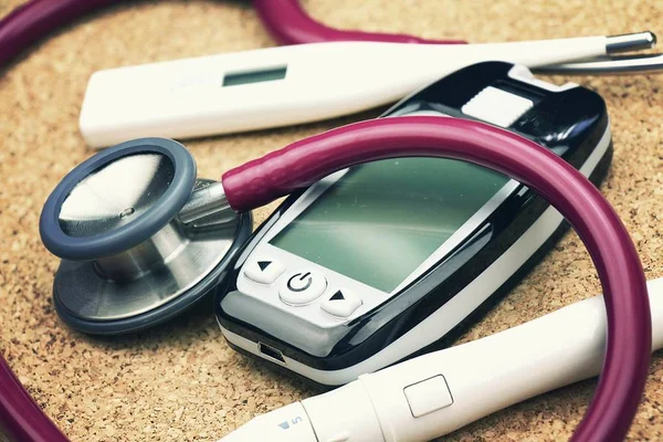 Medizinische Geräte. Kontroll- und Untersuchungsgeräte, Thermometer, Stethoskop, Blutzuckermessgerät. — Stockfoto
