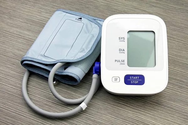 Digitala blodtrycksmätare, medicinsk och undersöka utrustning. — Stockfoto