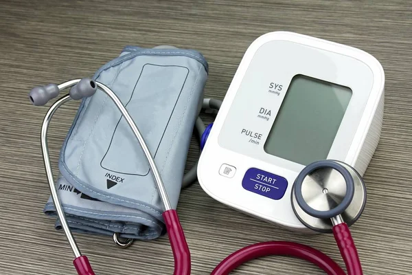 Medische en onderzoekende uitrusting voor gezondheid check-up, stethoscoop, Digital Blood Pressure Monitor. — Stockfoto