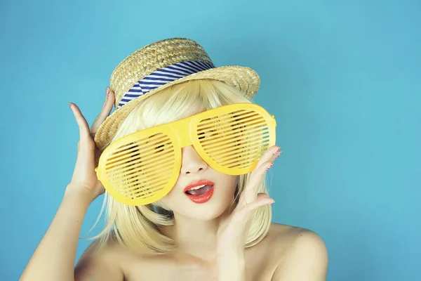 Happy coquine femme blonde cheveux avec de grandes lunettes drôles . — Photo