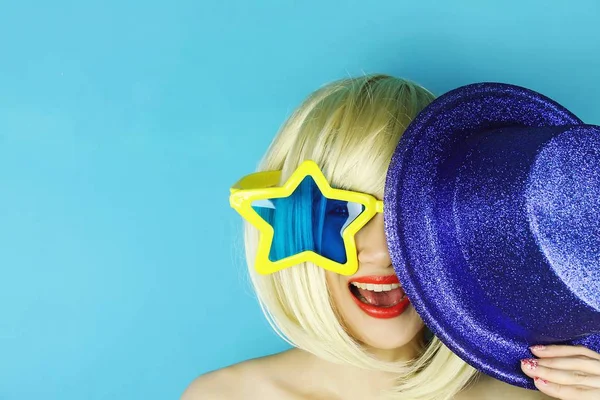 Chica divertida con gafas en forma de estrella, Chica juguetona con gafas divertidas, Mujer pelo rubio traviesa feliz con gafas grandes. Tiempo de fiesta . —  Fotos de Stock