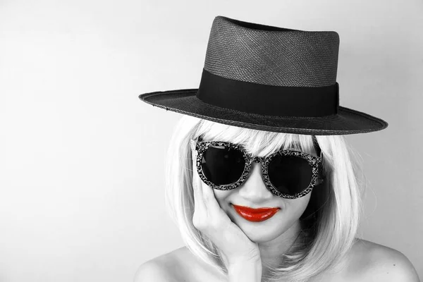 Lèvres rouges en noir et blanc, Glamor élégant beau modèle jeune femme avec lèvres rouges et lunettes de soleil hipster . — Photo