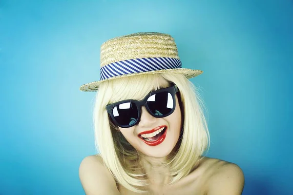 Fille Fête, Jeune femme avec des lunettes de soleil, Funny girl wearing sunglasses and party hat, Happy naughty blonde hair woman . — Photo