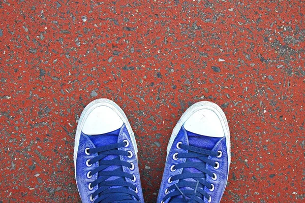 Zapatillas en el suelo, explorar el concepto del mundo . —  Fotos de Stock