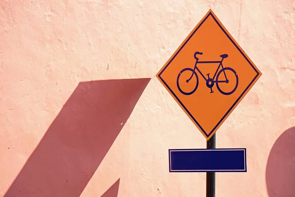 Señal de tráfico. Bicicleta delante señal de carretera . —  Fotos de Stock