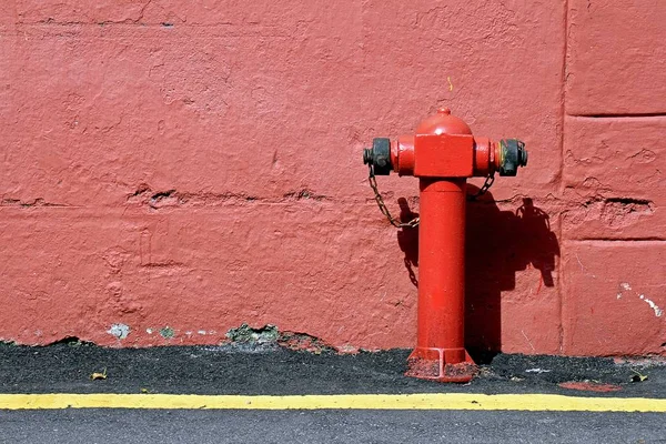 Hidrante rojo de fuego, hidrante rojo de conexión contra la pared . — Foto de Stock