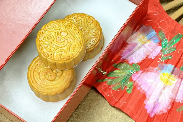 Chiński moon cake i czerwony orientalne chińskie Wentylator świętować w połowie Festiwal jesień. (Dzień ciasto księżyca) — Zdjęcie stockowe