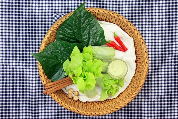 Warzywa serwowane w kosz, koncepcja zdrowej żywności, warzywa świeże sajgonki. — Zdjęcie stockowe