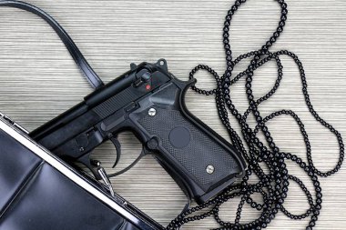 Gizli silah, tabanca ve aksesuarları bir kadın çantası düşen kadın çanta.