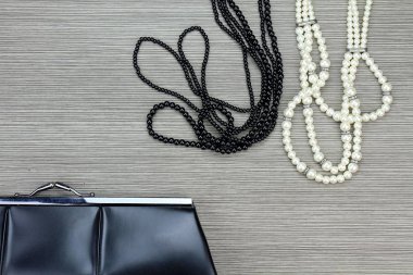 Kadın aksesuarları ve temel özellikleri, Natürmort moda, çanta, kolye.