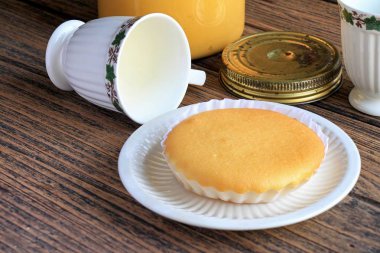 Yumuşak bir ev yapımı kek İngilizce çay ile sabahları kahvaltı ışık.