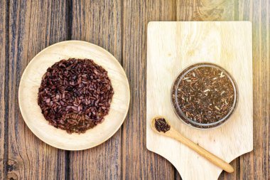 Pirinç berry (mor pirinç) ahşap plaka üzerinde pişmiş, hazır yemek, yemek temizlik konsepti için.