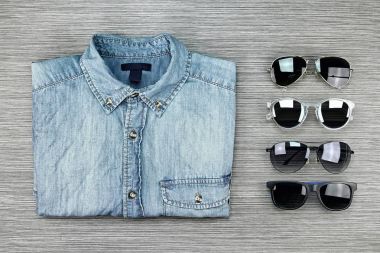 Erkek moda, giysiler dizi ve çeşitli aksesuarlar, mavi kot pantolon.
