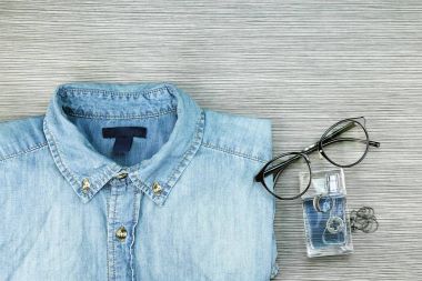 Erkek moda, rahat kıyafetler, mavi kot gömlek, parfüm, kolye.