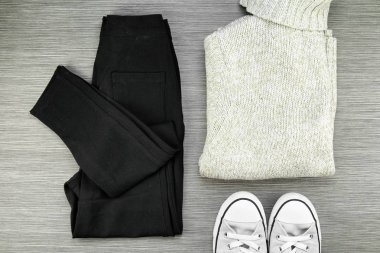 Hafif ahşap arka plan üzerinde sıcak sonbahar giysi koleksiyonu. 