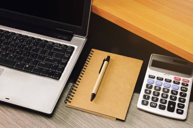 Ofis Masaları, dizüstü bilgisayar ve ahşap masa hesap makinesi iş yeri.