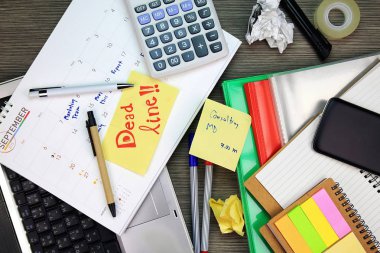İş ölü hat, takvim planlayıcısı Kuruluş Yönetimi kavramı hatırlatır. İş ofis Resepsiyon kapak ile bir çok belge ve malzemeleri.