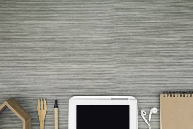 Çevre dostu ürünler ve teknoloji. Düz yatıyordu Ofis Masası ile tablet ve kaş kağıt Kırtasiye.