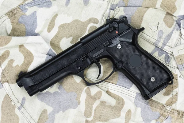 Arma semi-automática em fundo de camuflagem, Arma em textura militar, pistola de 9mm, Arma moderna do Exército dos EUA M9 . — Fotografia de Stock