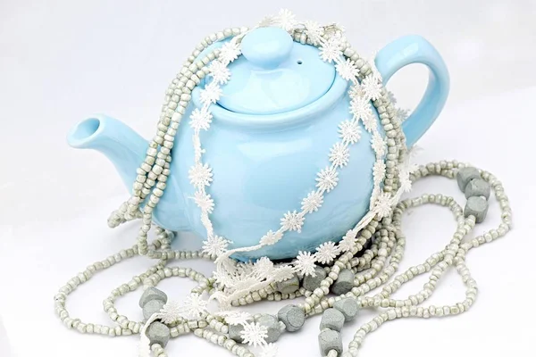 茶壶上蓝色茶壶, 白色天然石项链. — 图库照片