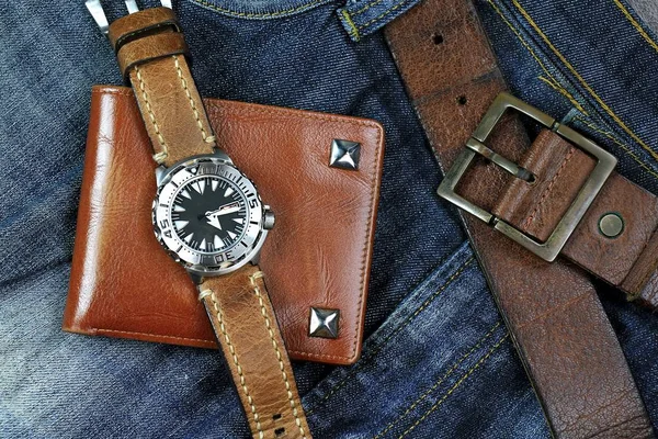 Män mode och accessoarer, armbandsur med brunt läder rem, plånbok, bälte. — Stockfoto
