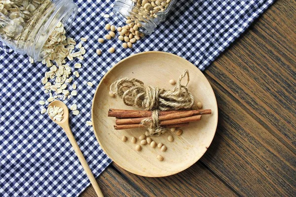 Cinnamon sticks, tied with jute rope on wooden dish, Healthy ingredients — Stock Photo, Image