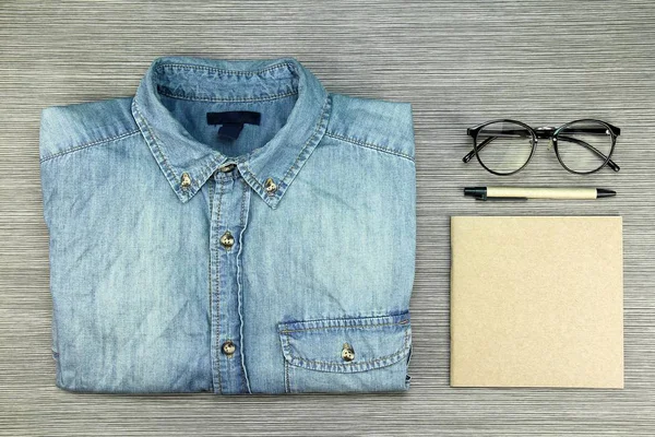Блю Джинс Рубашка и коричневая бумага канцелярские принадлежности, экологически чистый концепт . — стоковое фото