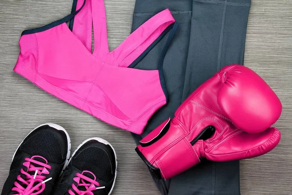 Conjunto de roupas esportivas para treinamento de exercícios de boxe, moda e acessórios de ginástica, conceito de estilo de vida saudável . — Fotografia de Stock
