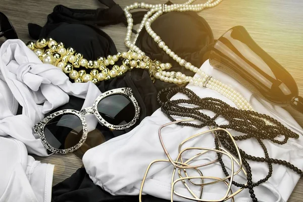 Fashionabla lyx tillbehör set, sommarkläder, solglasögon, halsband. — Stockfoto