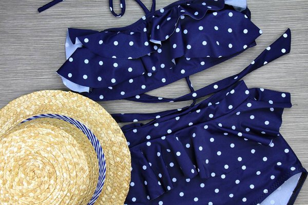 Прекрасный купальник в бикини, симпатичный купальник в горошек
.