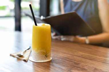 Ferahlatıcı mango suyu smoothies içki, Mango meyve tatlı jöle ile.