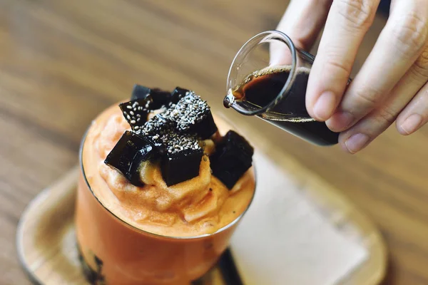 Soğuk içecekler veya tatlı fusion tarzı, süt çay frappe çim jöle ile.