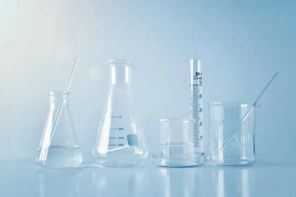 Gruppo di vetrerie da laboratorio in tavola, Simbolica della scienza . — Foto Stock