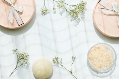 Güzellik ve kozmetik set arka plan hediye, kopya alanı görünümüyle Top.