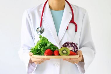 Doktor tutarak taze meyve ve sebze, sağlıklı beslenme, beslenme gıda olarak iyi bir sağlık için bir reçete.