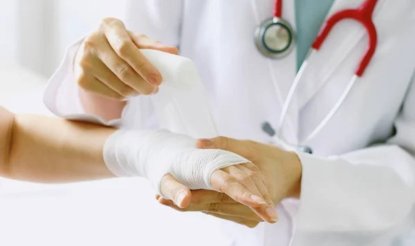 Nahaufnahme einer Ärztin mit Stethoskopverband an der Hand einer Patientin. — Stockfoto