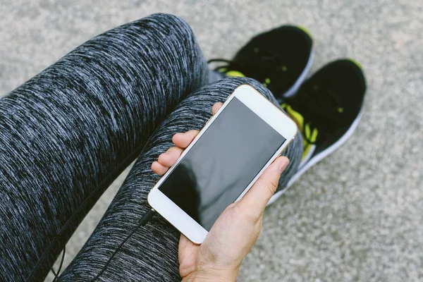 Jogger usando telefone inteligente, exercício de fitness feminino e conceito de celular . — Fotografia de Stock