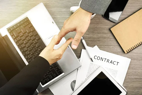 Företag kontraktet innehas av affärsman under handskakningen med partner, affär. — Stockfoto