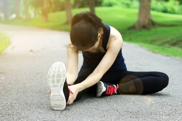 Alongamento muscular aquecimento antes do treino . — Fotografia de Stock