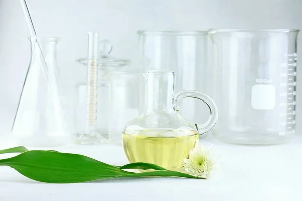 Природное эфирное ароматное масло, растительное органическое экстракционное масло на фоне лабораторного стекла . — стоковое фото