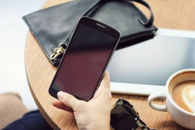 Kadınların elleri boş kopya alanı ekran reklam metin mesajı veya promosyon içerik, kahve molası sırasında cep telefonu kullanan hippi kız ile akıllı telefon tutarak ve Kapat.