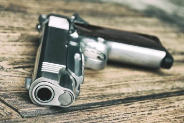 Silah varil, 1911 Model, ahşap arka plan üzerinde yarı otomatik tabanca, 45'lik tabanca, yakın çekim varil.